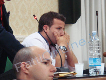 Sullo sfondo il consigliere Alessio Arlotta